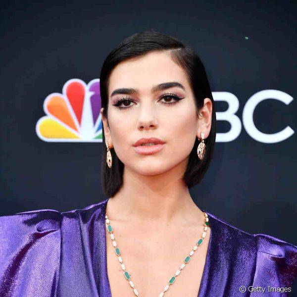 Dua Lipa usou a sombra rosa bem esfumada e metalizada para a maquiagem do Billboard Music Awards 2018 (Foto: Getty Images)